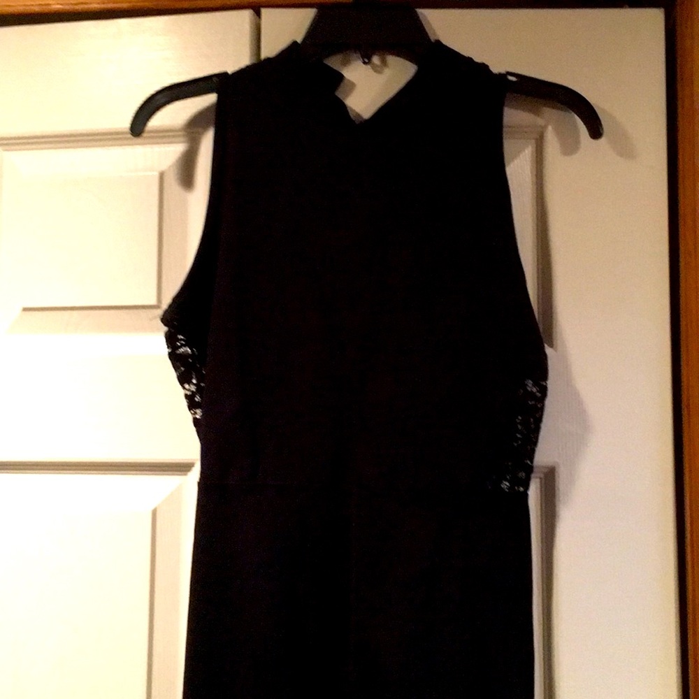 Sleeveless black bodycon